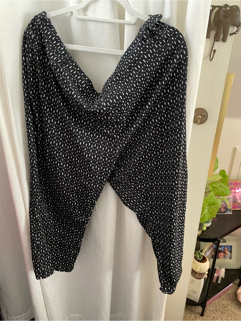 Black and White Patterned Women's cropped pants